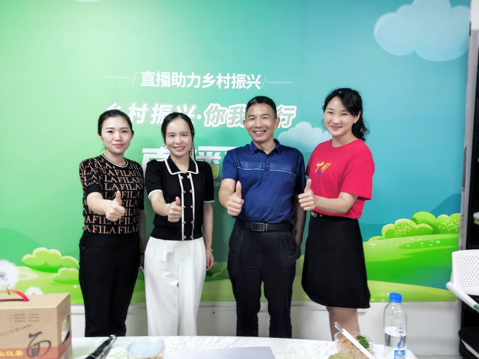 （新春走基层）非洲“90后”女主播的中国乡村“直播间”