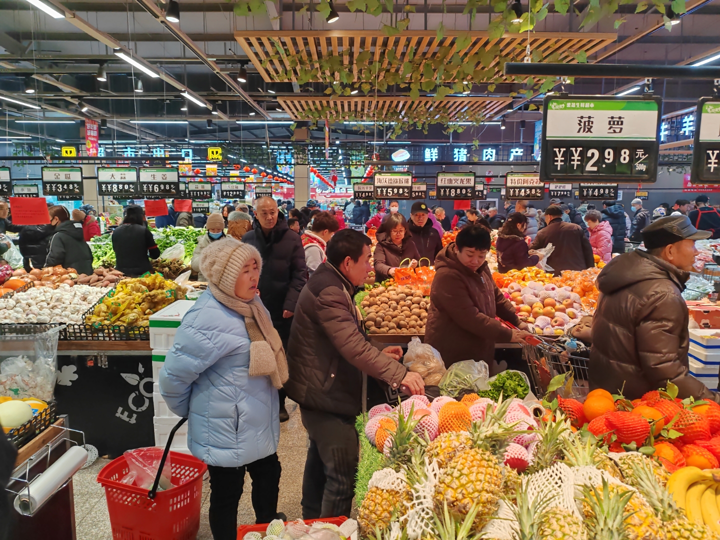 （新春走基层）“乐购新春”吃喝玩 浙江温州年货采买“马”力全开