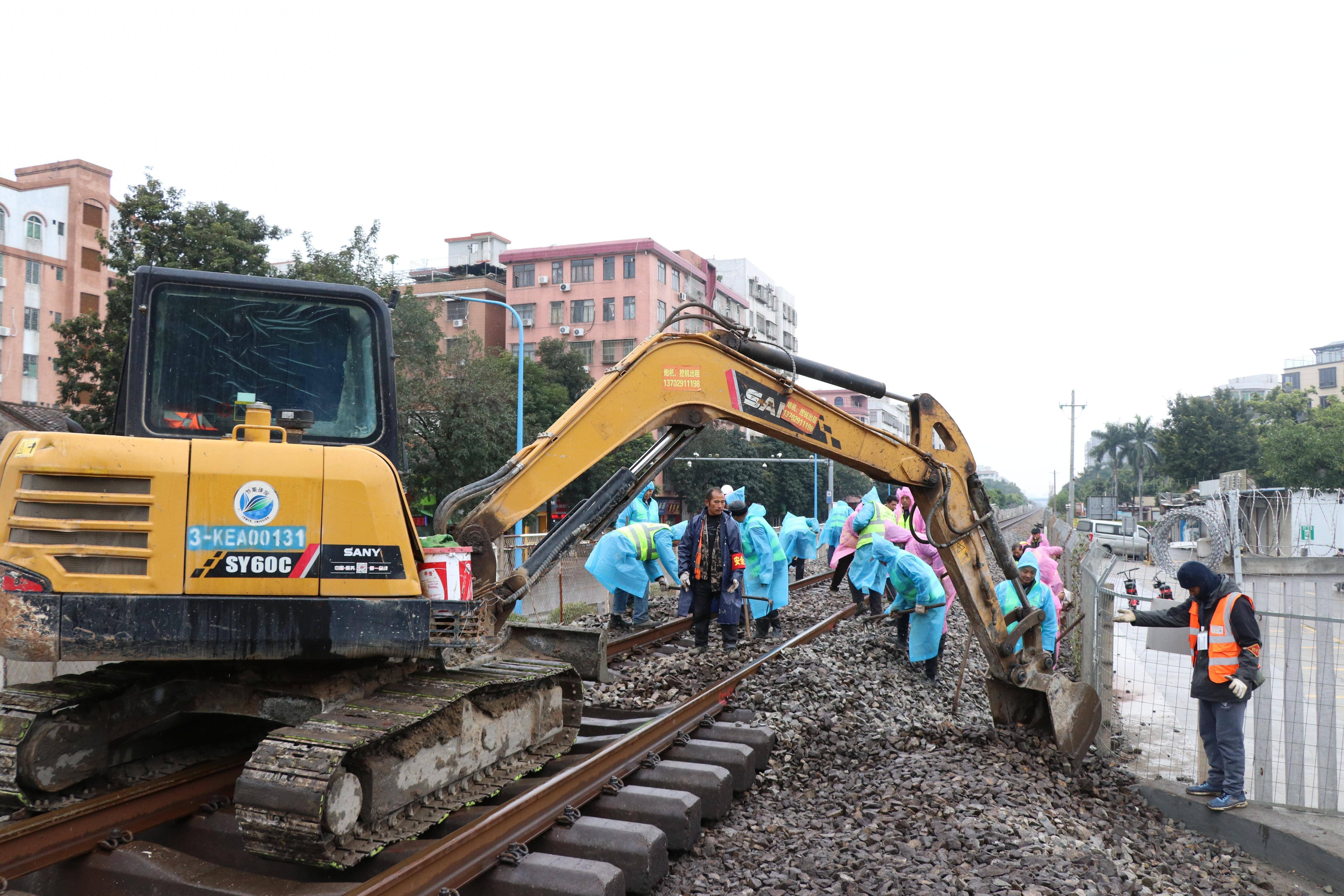 （新春走基层）昌九高铁正线接触网支柱组立全部完成