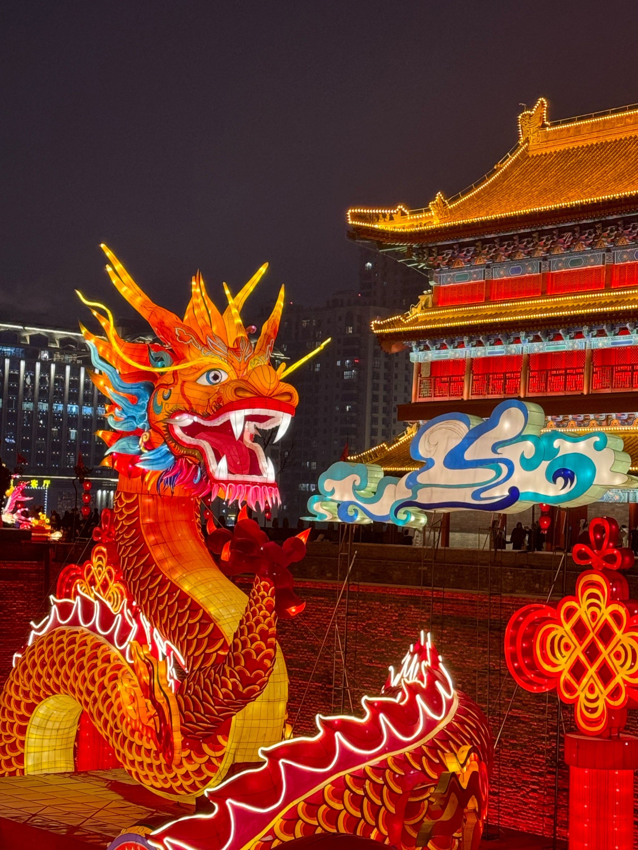 西安城墙16座城门完成巨幅春联悬挂 喜迎新春