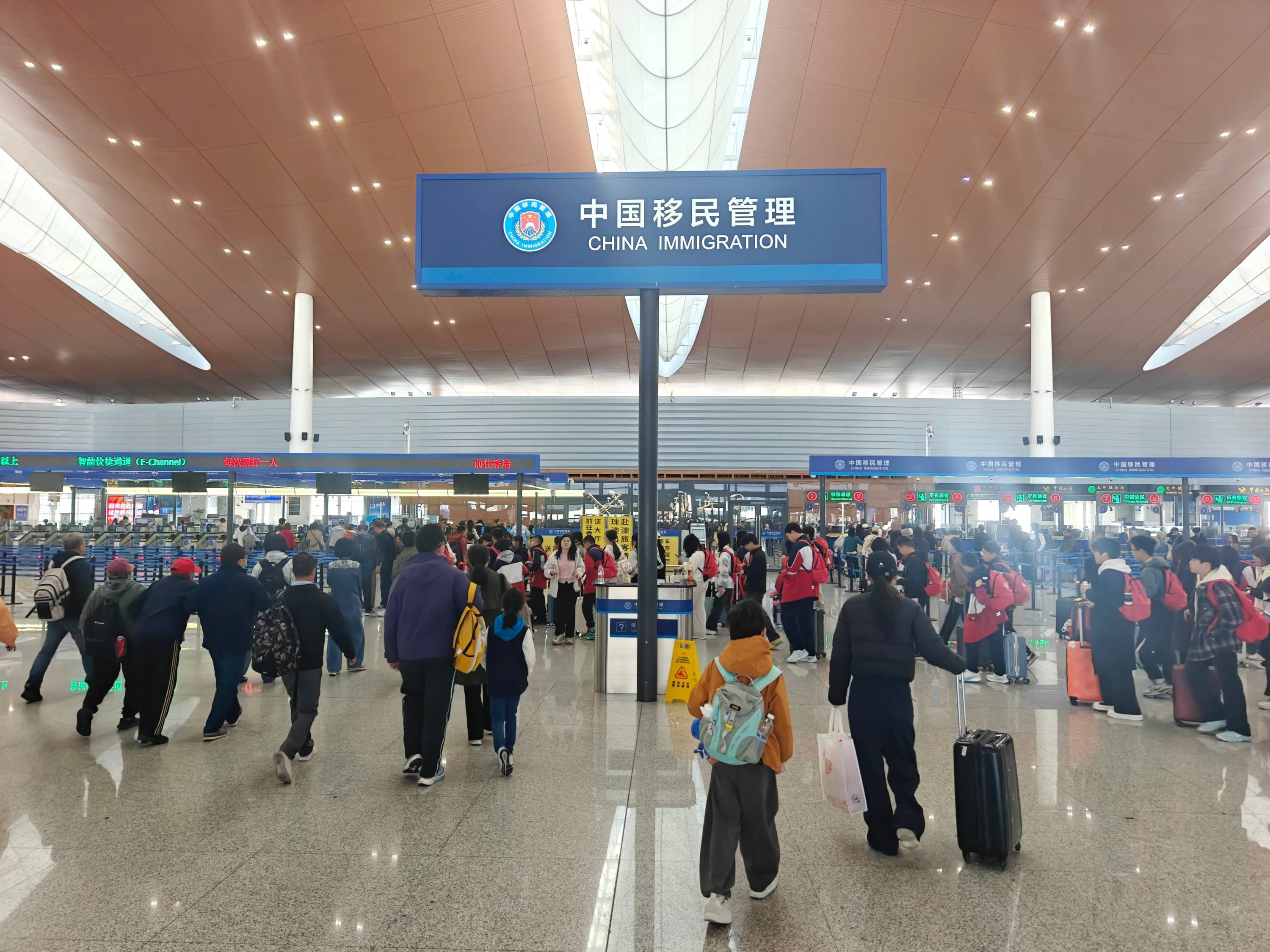 (新春走基层)中越边关人流涌 口岸通途伴团圆