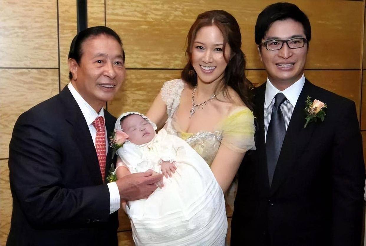 被香港富豪李家诚控告诽谤骚扰，艺人周秀娜回应：深感委屈，曾清楚否认与其有任何关系，将委托律师研究及跟进处理