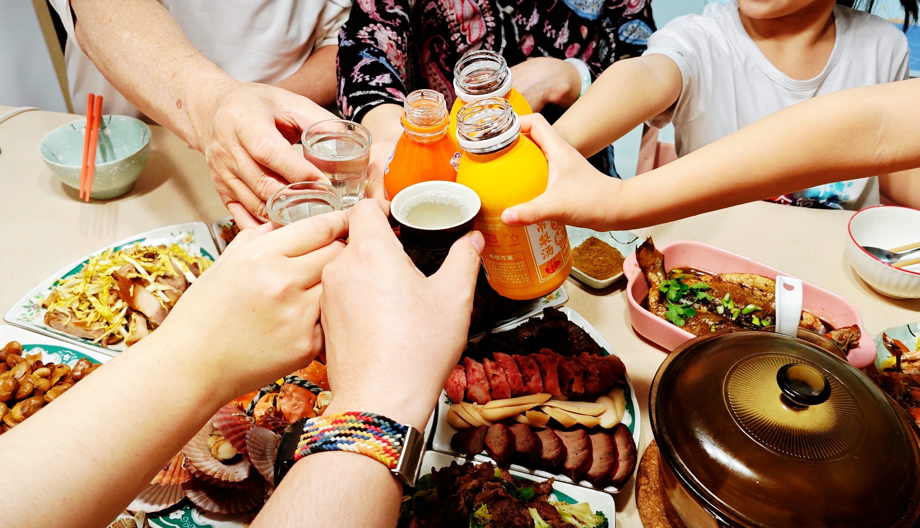 华侨华人的年夜饭:一桌家乡菜 四海团圆味