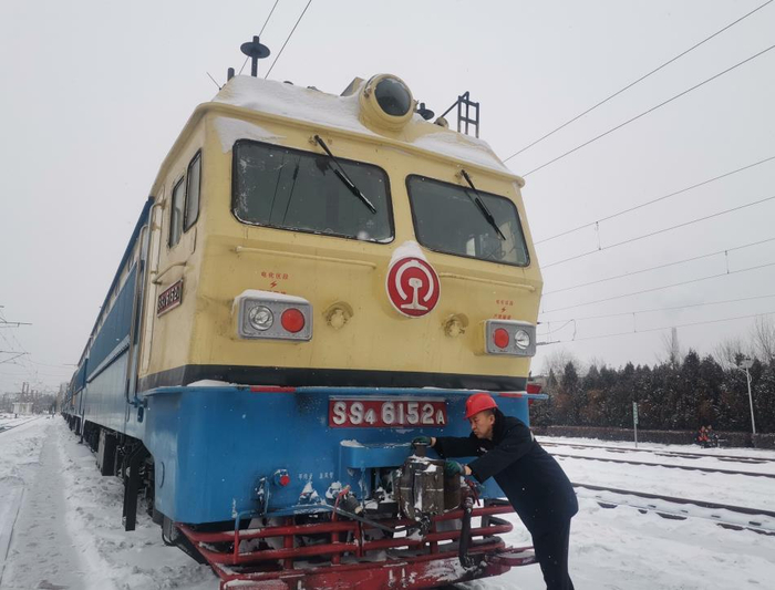 （新春走基层）在分秒之间守护安全的“机车急诊师”