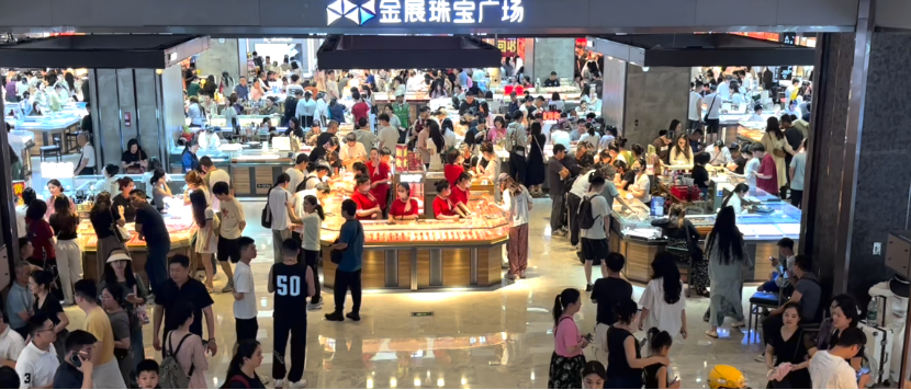 特写：金价高位震荡 深圳水贝市场春节“不打烊”