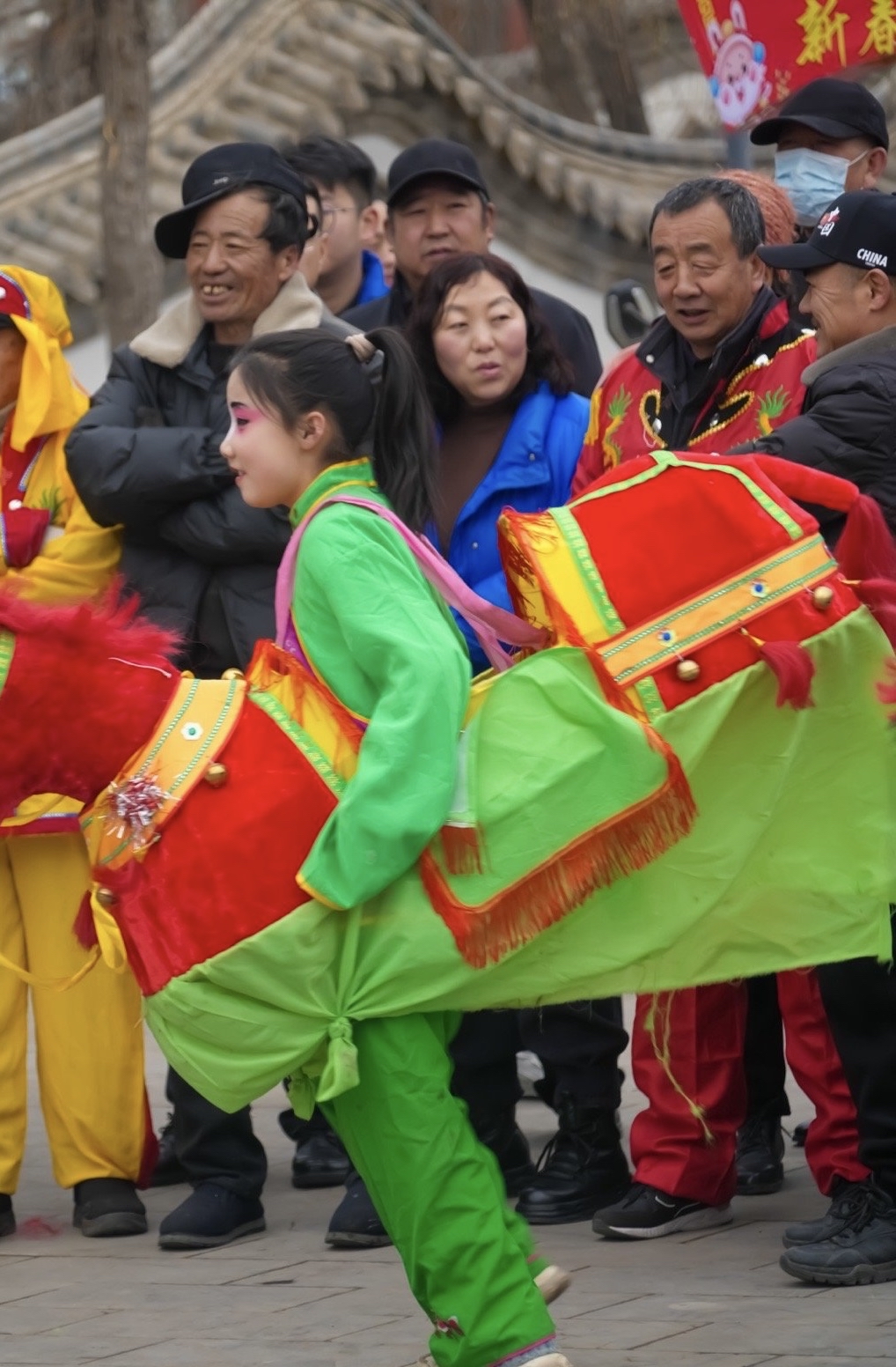 “彩陶之乡”甘肃临洮:六百人社火集中展演 傩舞狮跃闹新春