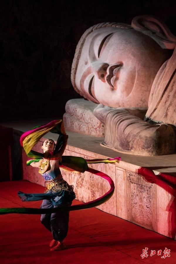 (新春走基层)当千年炮龙遇见“中华战舞” 广西宾阳上演“硬核”狂欢