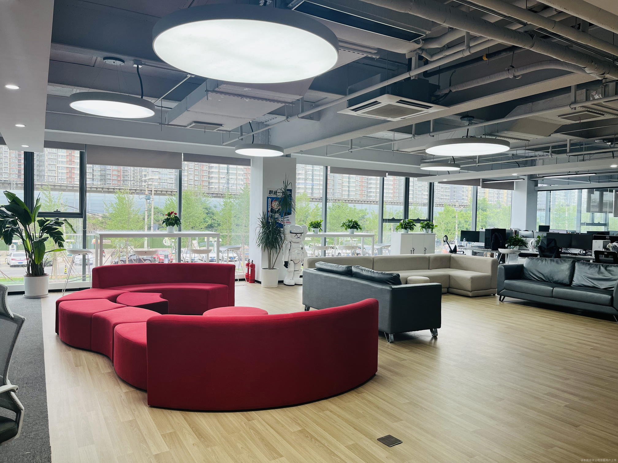 丝路视觉董事王军平减持1.19万股,减持金额24.45万元