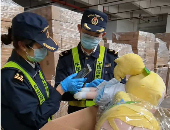 海关总署通报进口消费品不合格案例，涉芬迪、Moncler等