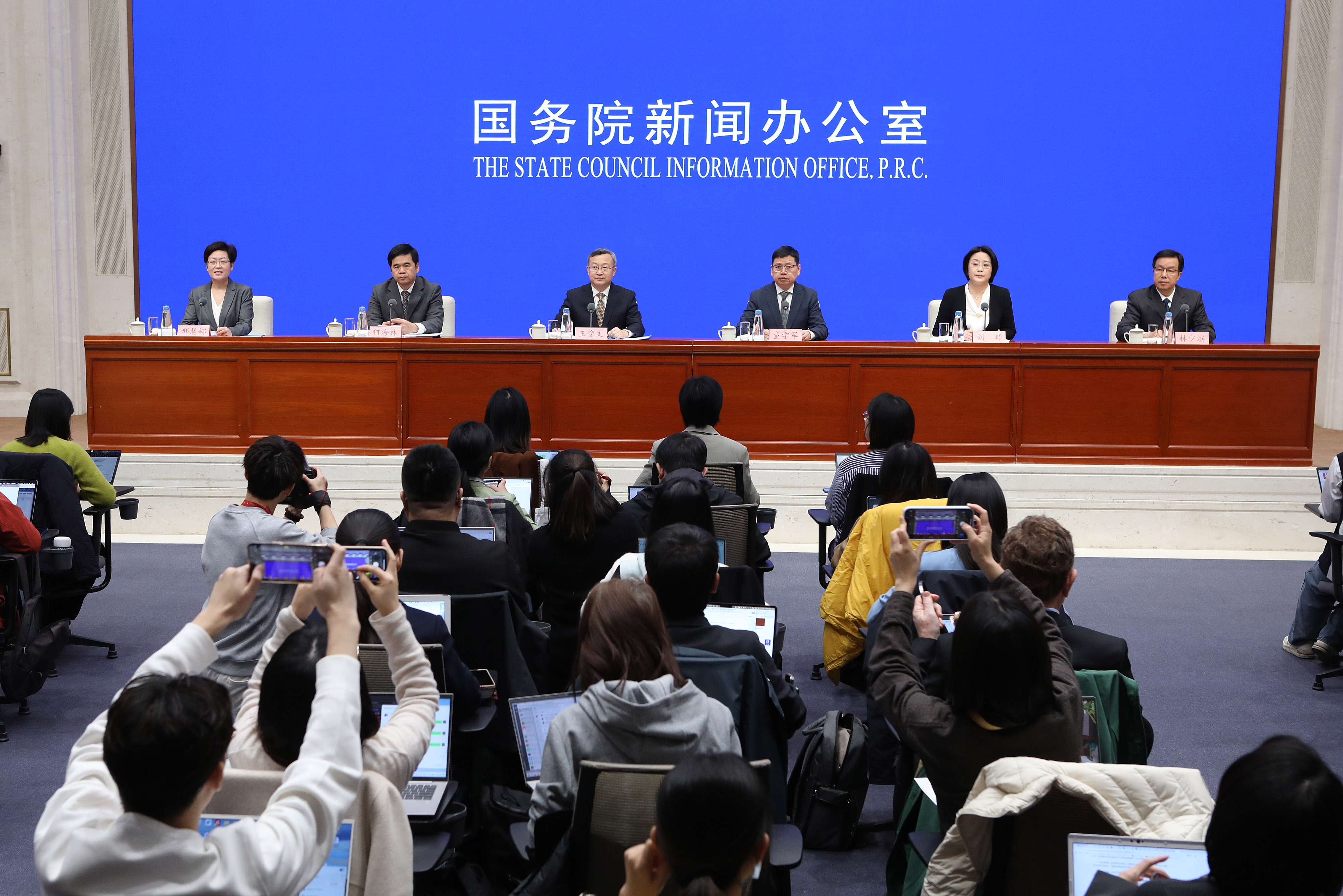 商务部副部长兼国际贸易谈判副代表凌激在香港主持召开“投资中国”圆桌会并会见香港有关商会负责人