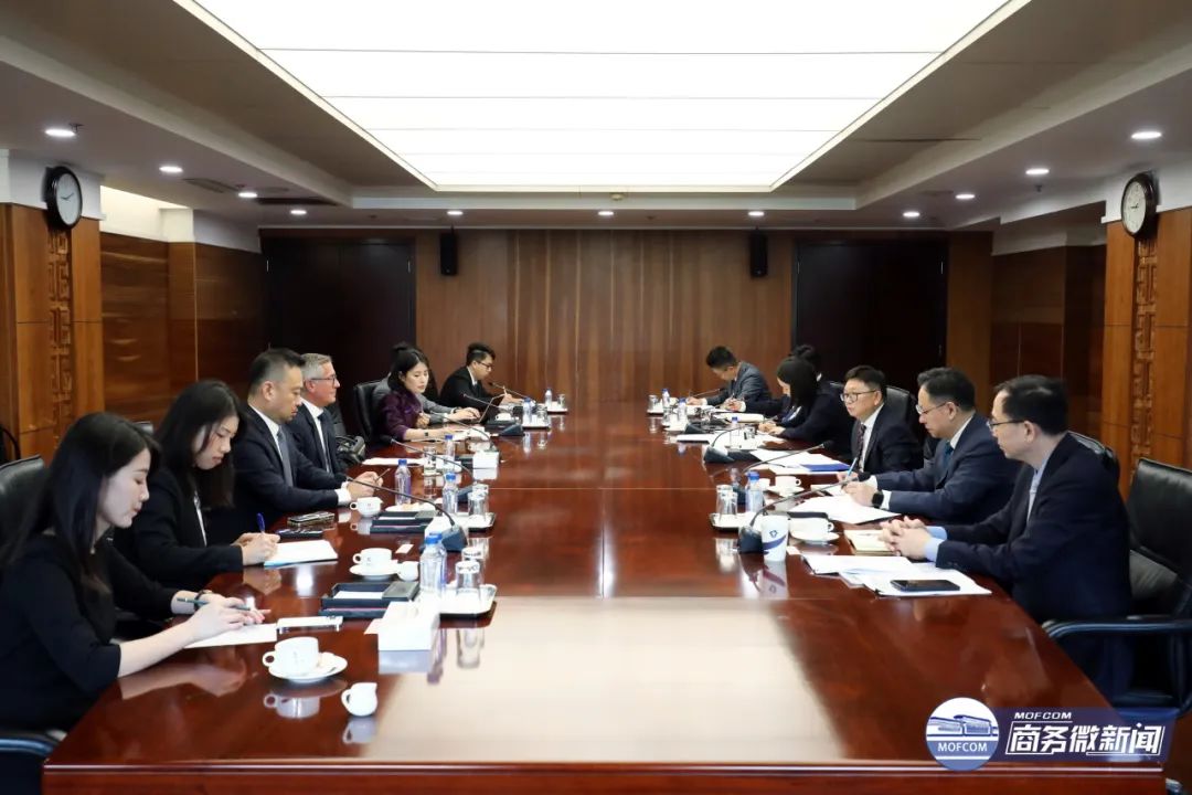 商务部副部长兼国际贸易谈判副代表凌激在香港主持召开“投资中国”圆桌会并会见香港有关商会负责人