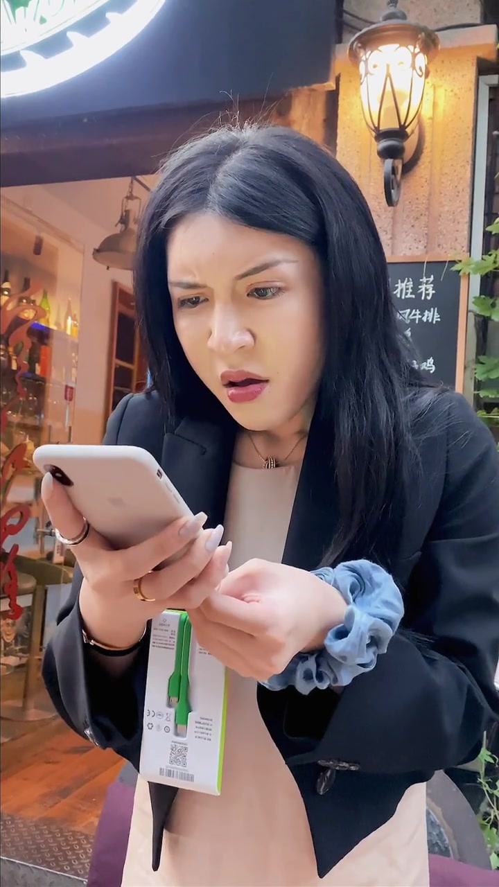 经纬快评：1元打造“朋友圈富豪”，是在违法边缘疯狂试探