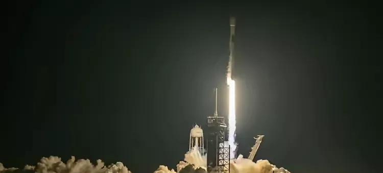 美载人绕月飞船返回地球并溅落在预定海域
