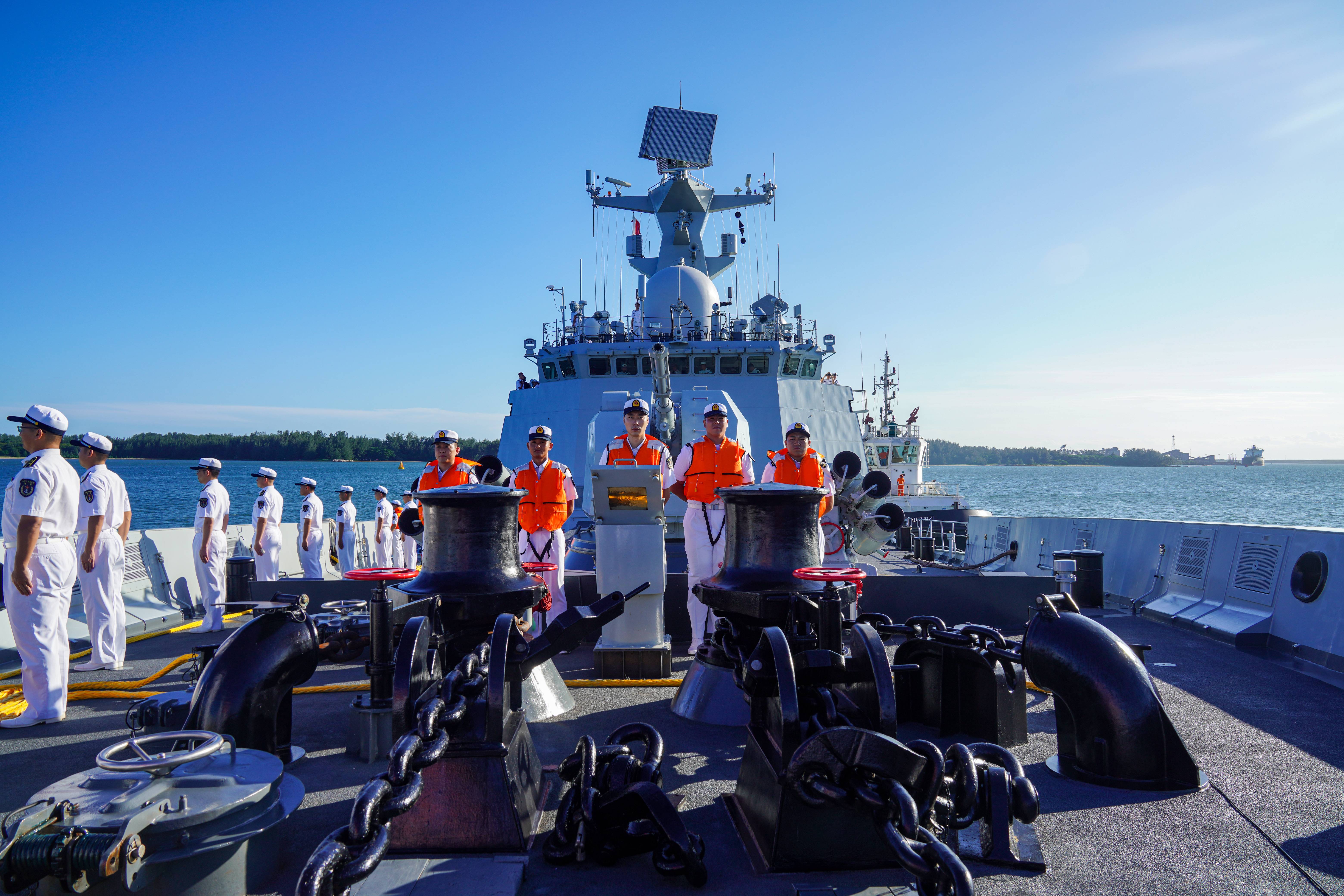 海军护航编队正在执行例行性护航任务