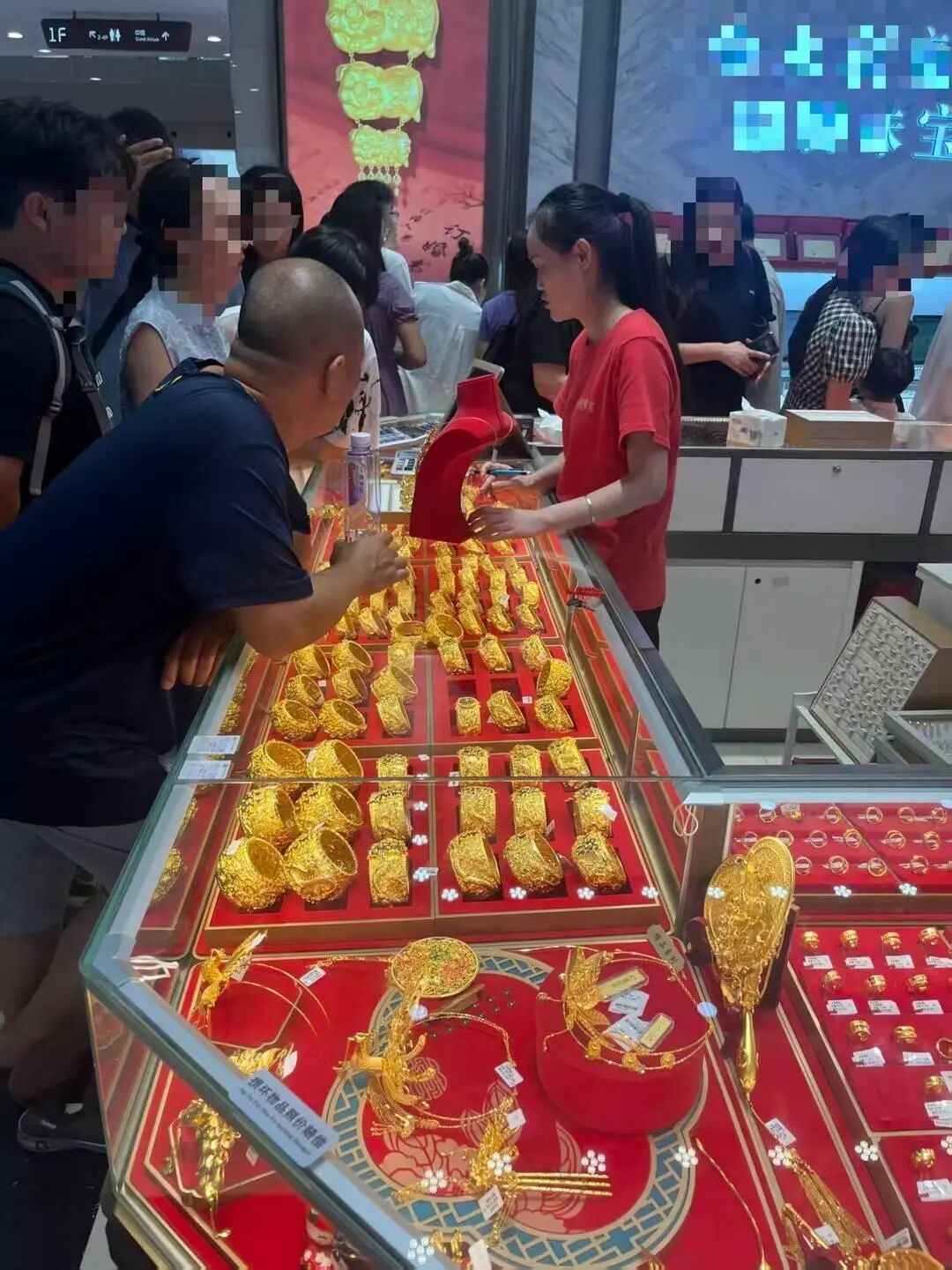 深圳水贝人气旺!实探五一假期黄金消费市场